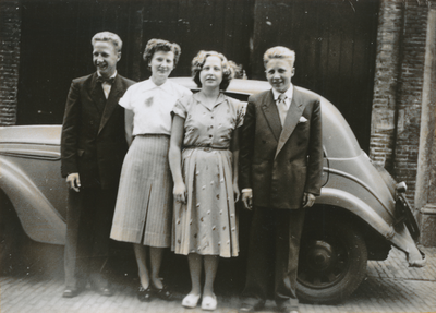 876114 Groepsportret van leden van de familie Korvezee, bij een personenauto voor het pakhuis Oranjestraat 14 in Wijk C ...